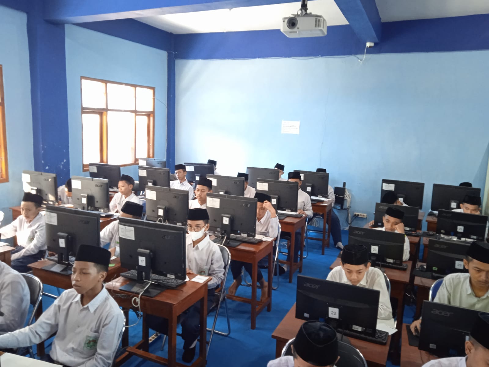 Read more about the article Santri Kelas 7 dan 8 SMP MBS Ikuti Tes Kendali Mutu