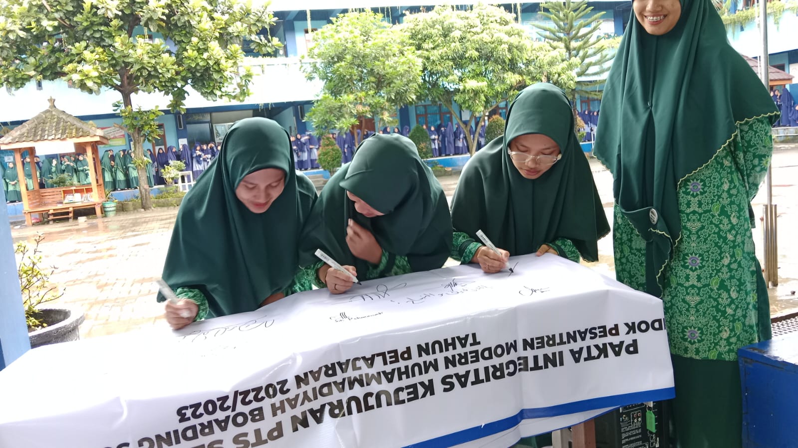 Read more about the article Wujudkan PTS Yang Jujur, Santri MBS Tandatangani Pakta Integritas Ujian