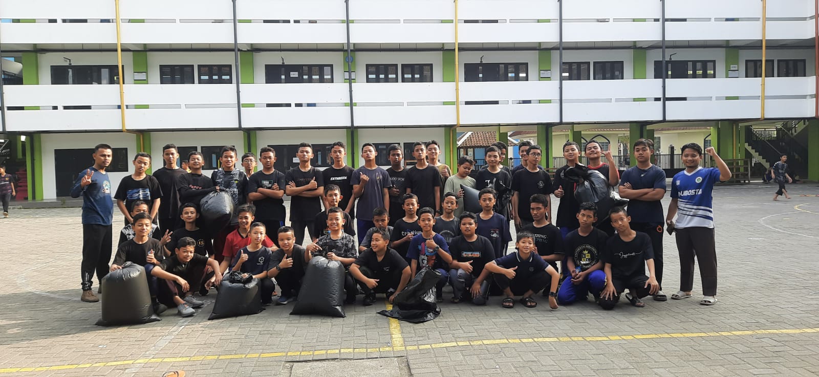 Read more about the article MBS Tanamkan Karakter Santri Melalui Gerakan Pungut Sampah
