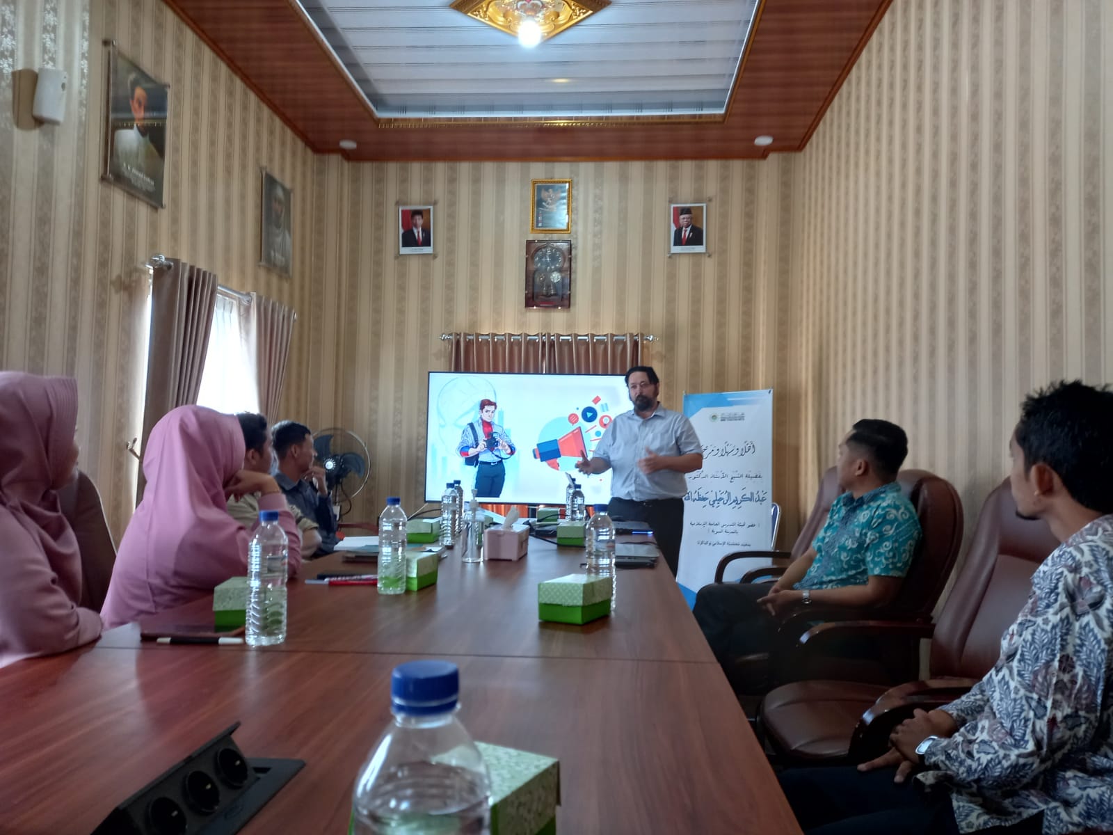 Read more about the article “Learn English With Native Speaker”, MGMP Bahasa Inggris MBS Datangkan Mr. Daniel ke MBS