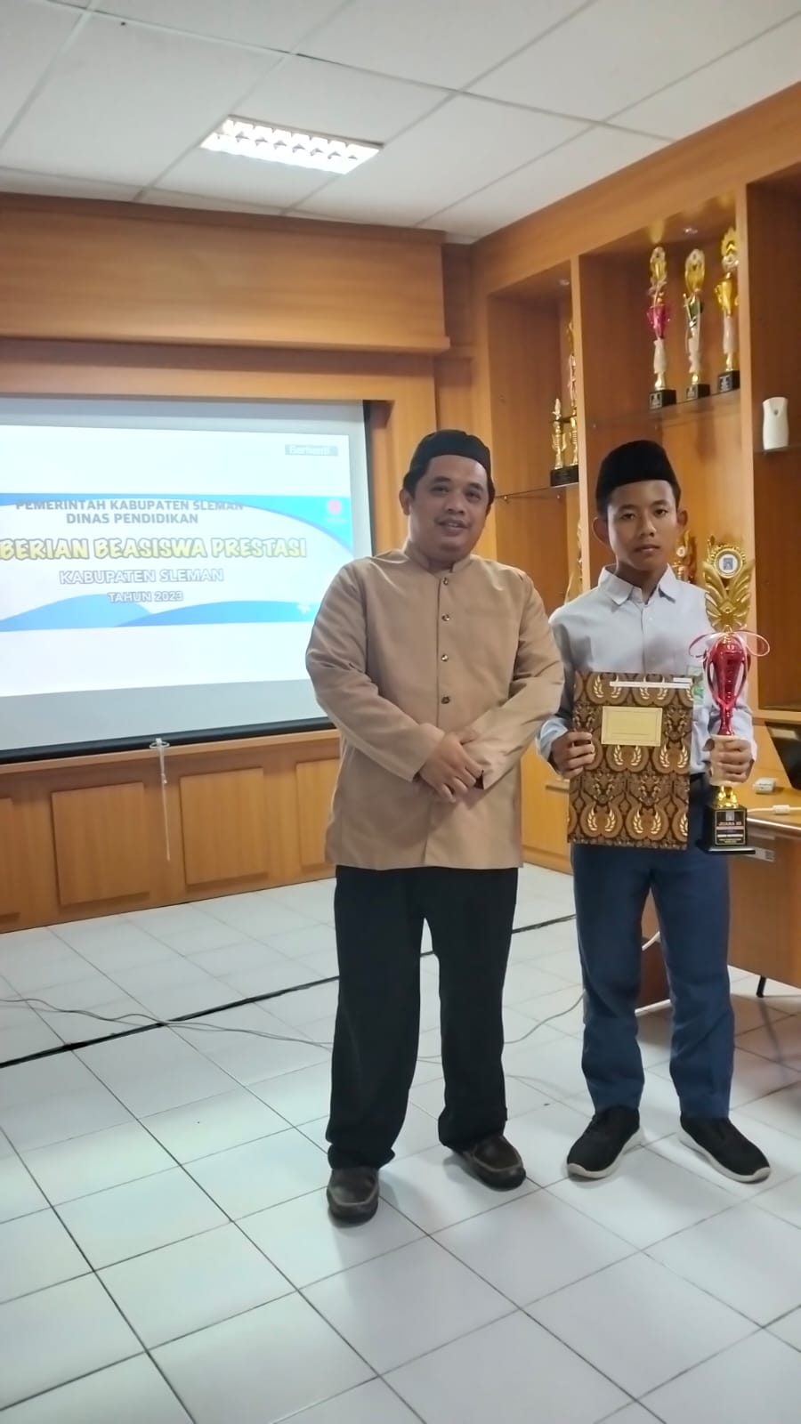 Read more about the article Jago Matematika Plus Hafal Al-Quran, Begini Profil Rifqi Jauhar Arkan, Santri MBS Peraih Gold Medal di Olimpicad VII