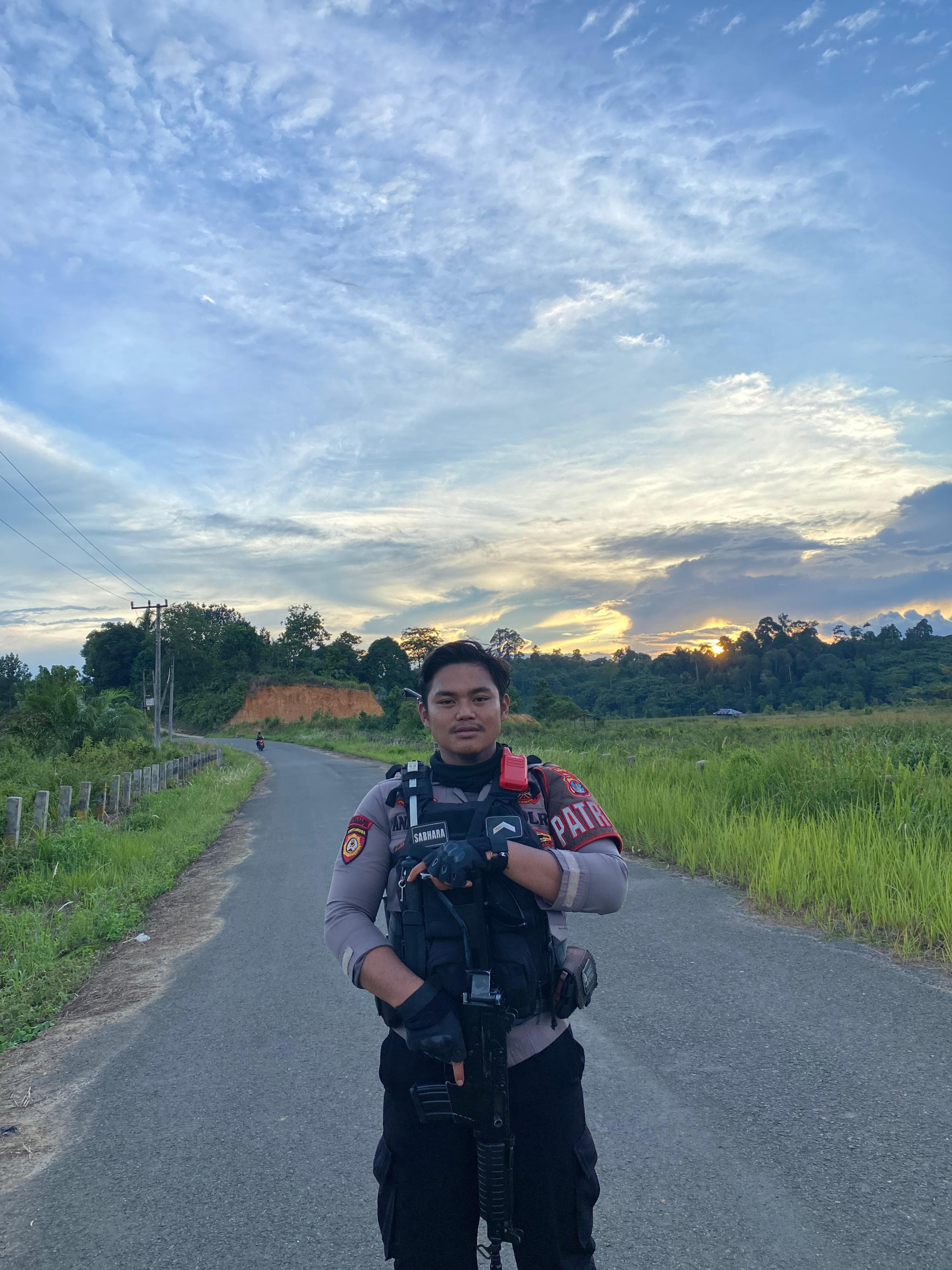 Read more about the article Lulusan Pesantren Jadi Polisi, Bripda Nanda, Penjaga Tapal Batas Indonesia-Malaysia