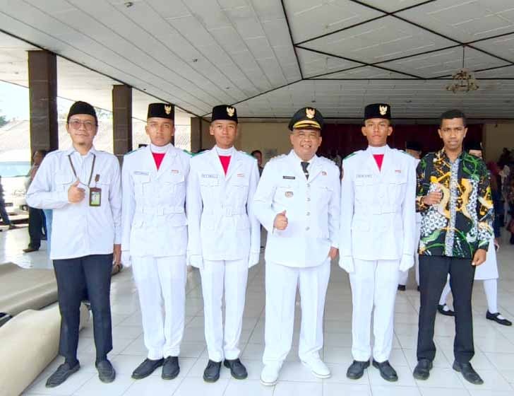Read more about the article Santri PPM MBS Yogyakarta Kibarkan Bendera Merah Putih di Lapangan Denggung