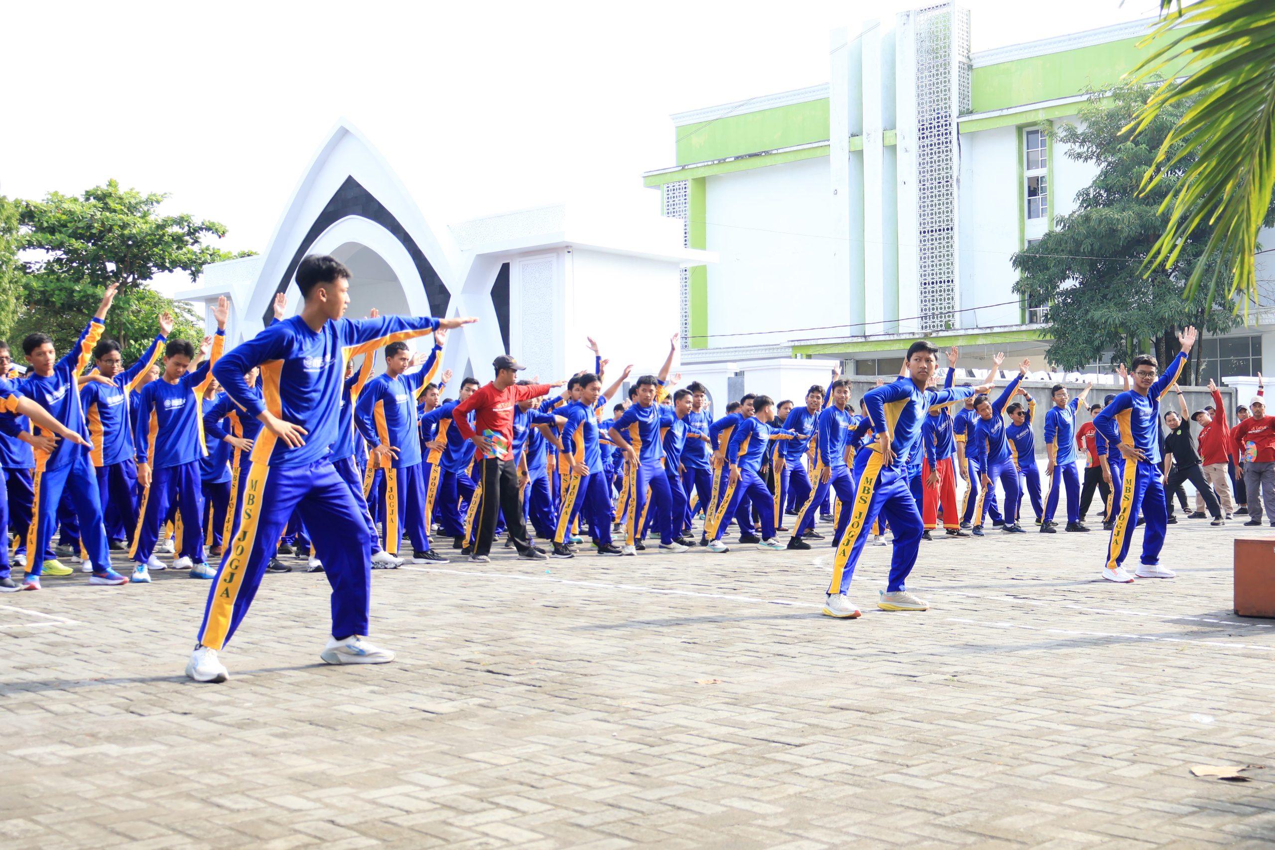 Read more about the article Rayakan MILAD Ke-18, MBS Yogyakarta Gelar Aksi Bergizi dan Senam Anak Indonesia Hebat Bersama 3000 Santri