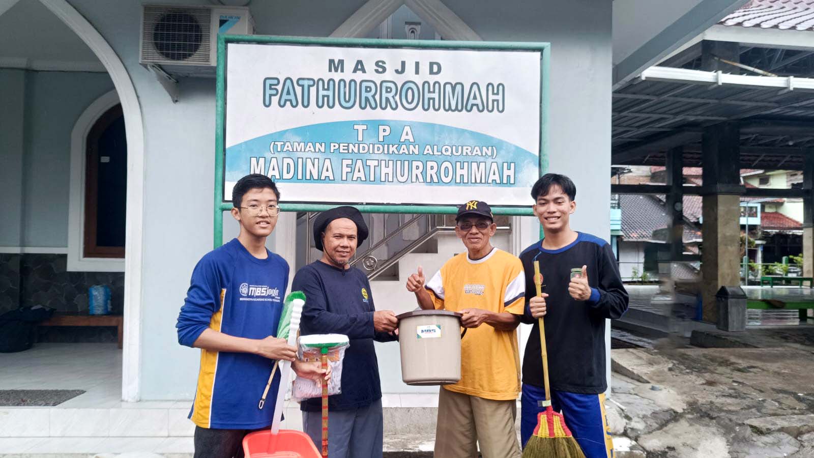 Read more about the article MBS Terjunkan Ribuan Santri dalam Aksi Kerja Bakti di 19 Dusun dan 31 Masjid